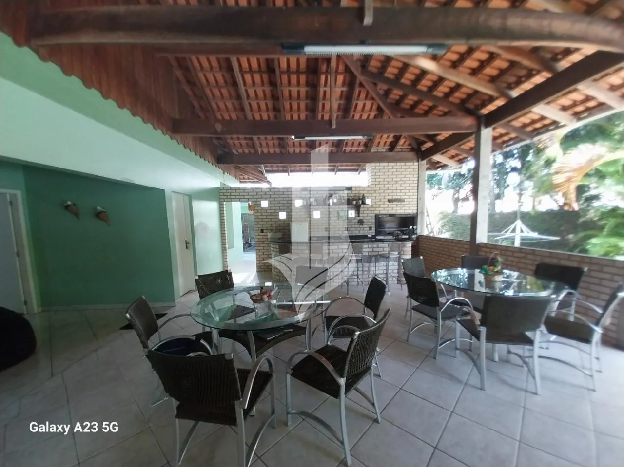 Ampla e confortável casa de alvenaria no Garcia, 3 dormitórios, 4 vagas (2 cobertas), 145,00m área útil, 2 salas, piscina e área de festa com churrasqueira. — foto 4