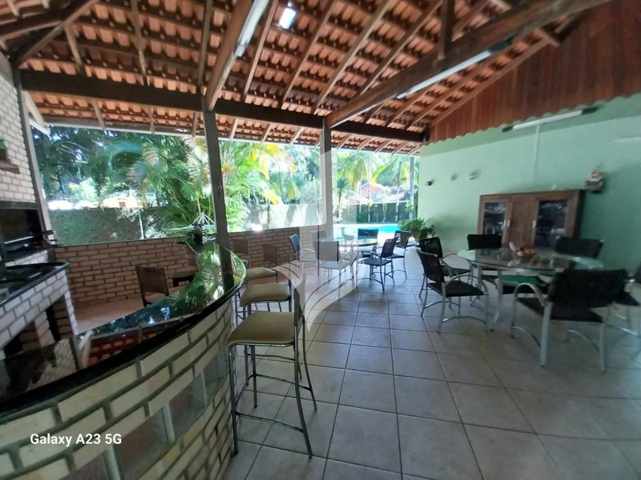 Ampla e confortável casa de alvenaria no Garcia, 3 dormitórios, 4 vagas (2 cobertas), 145,00m área útil, 2 salas, piscina e área de festa com churrasqueira. — foto 5