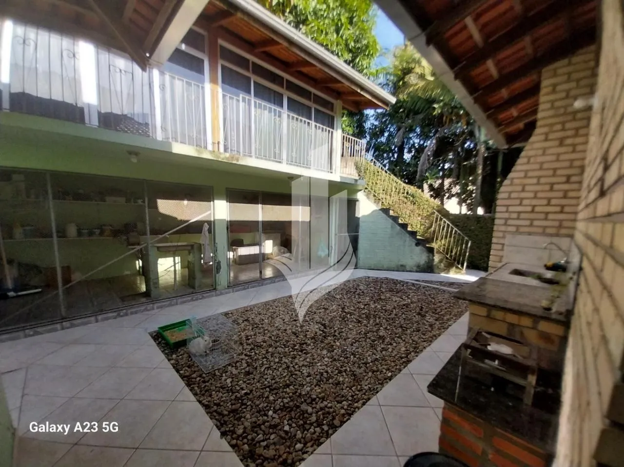Ampla e confortável casa de alvenaria no Garcia, 3 dormitórios, 4 vagas (2 cobertas), 145,00m área útil, 2 salas, piscina e área de festa com churrasqueira. — foto 6