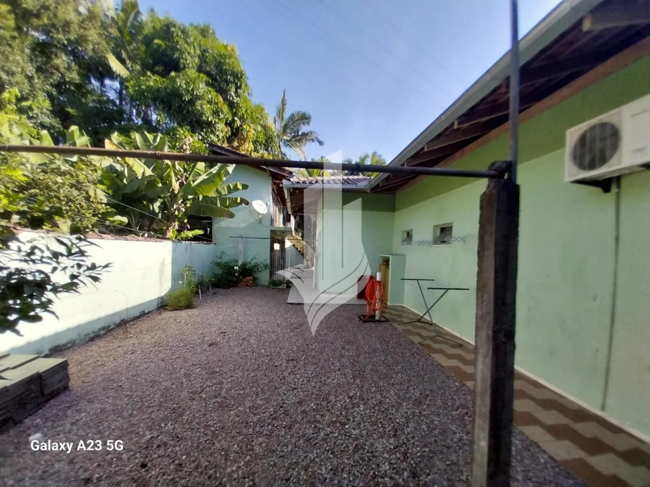 Ampla e confortável casa de alvenaria no Garcia, 3 dormitórios, 4 vagas (2 cobertas), 145,00m área útil, 2 salas, piscina e área de festa com churrasqueira. — foto 7