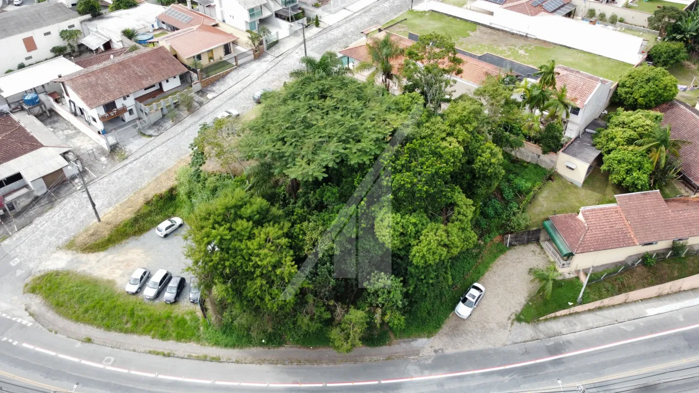 Excelente oportunidade de investimento em um terreno com corredor de serviço para fins residencial ou comercial. Localizado na rua dos Caçadores no bairro Velha próximo aos compensados Blumenau. — foto 2