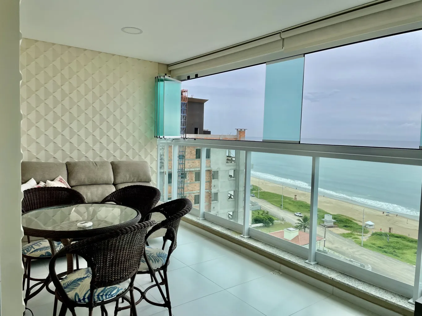 Apartamento com 4 quartos sendo duas suítes de frente para o mar em Piçarras - foto 1