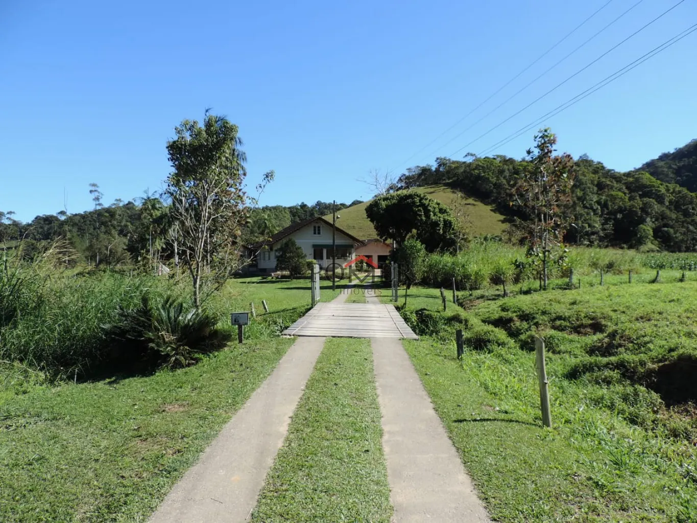Lindo sítio no Bairro Vale do Selke, edificada com uma casa de alvenaria de 202m, rancho moderno para criação de gado, na cidade de Pomerode, com 93.685,00m. — foto 4