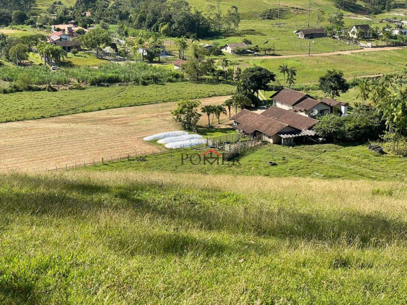 Lindo sítio no Bairro Vale do Selke, edificada com uma casa de alvenaria de 202m, rancho moderno para criação de gado, na cidade de Pomerode, com 93.685,00m. — foto 3