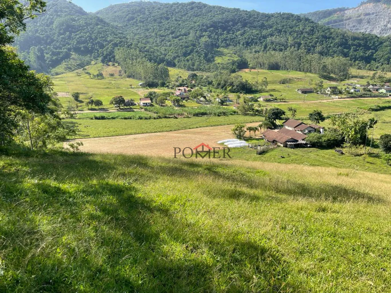 Lindo sítio no Bairro Vale do Selke, edificada com uma casa de alvenaria de 202m, rancho moderno para criação de gado, na cidade de Pomerode, com 93.685,00m. — foto 2