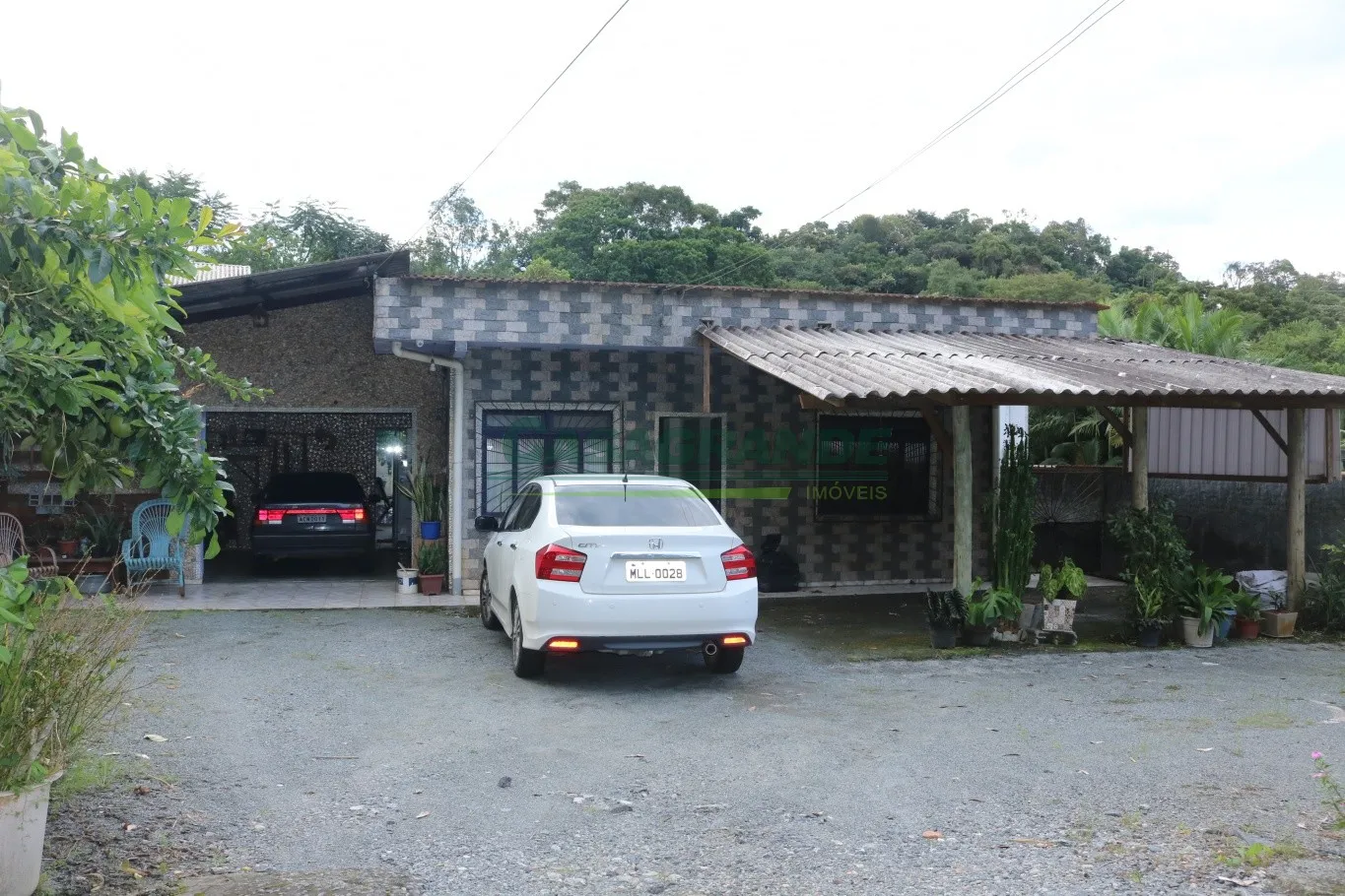 Casa no bairro Itoupava Central, 735,93m2 de área do terreno, 3 dormitórios, sala, sala de jantar, cozinha, banheiro, amplo espaço de terreno e pomar nos fundos, 1 vaga de garagem coberta. — foto 2