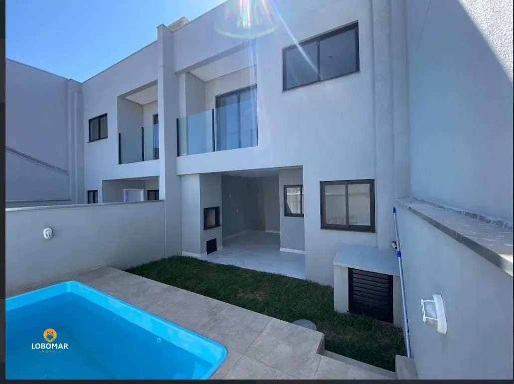 Sobrado com piscina e 3 dormitórios, à 350m do mar, em valor promocional - Itaco - foto 1