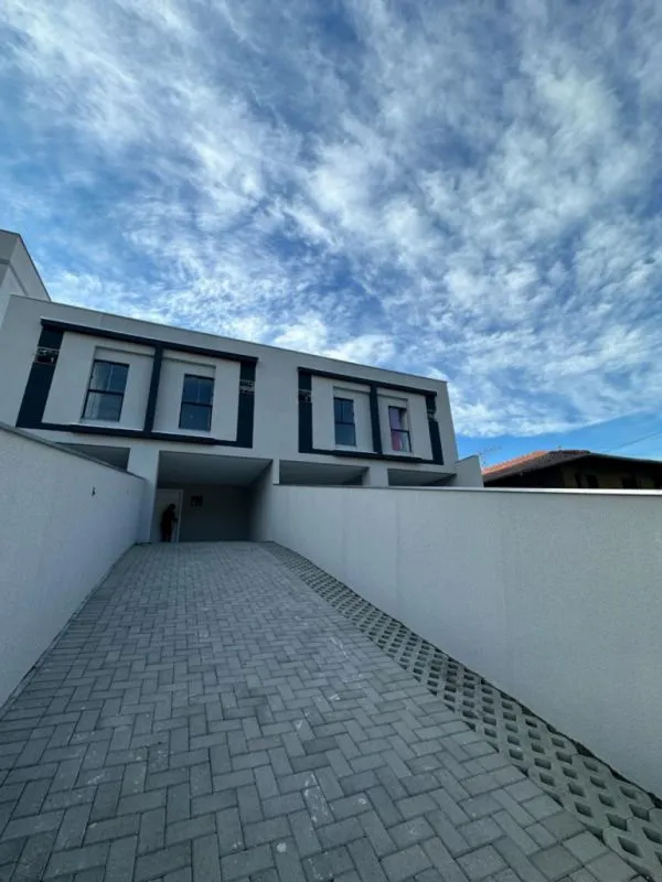 Sobrado com 2 suítes, no bairro Tribess - foto 1