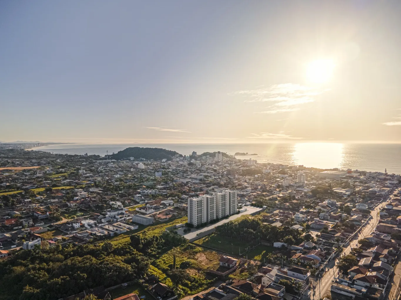 Apartamento 2 dormitórios, com lazer completo, 600 metros da praia, em Itajuba. (Cod. 16083) - foto 1