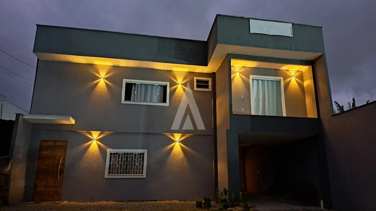 Sobrado com 3 suíte(s) à venda no bairro Glória em Joinville, por R$ 785.000.00. - foto 1