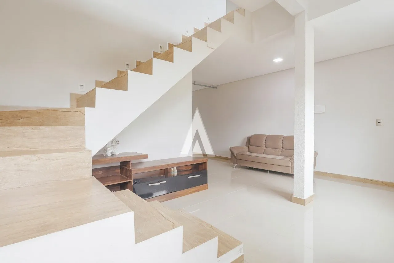 Sobrado com 3 suíte(s) à venda no bairro Glória em Joinville, por R$ 785.000.00. — foto 2