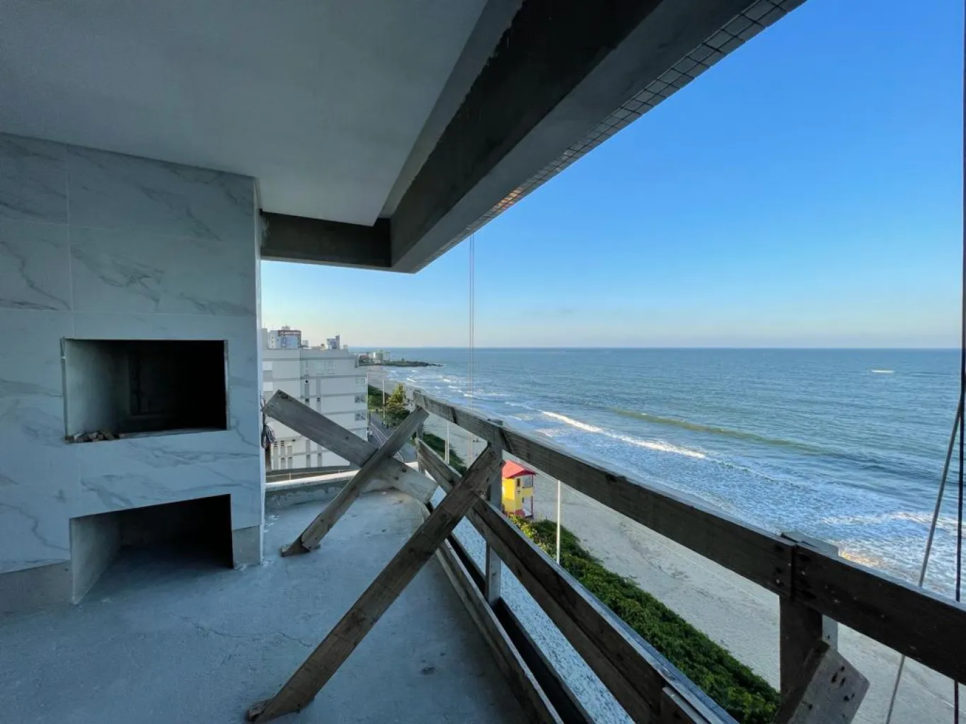 Apartamento com 3 suítes sendo uma master com hidro frente mar na Praia do Tabuleiro - foto 1