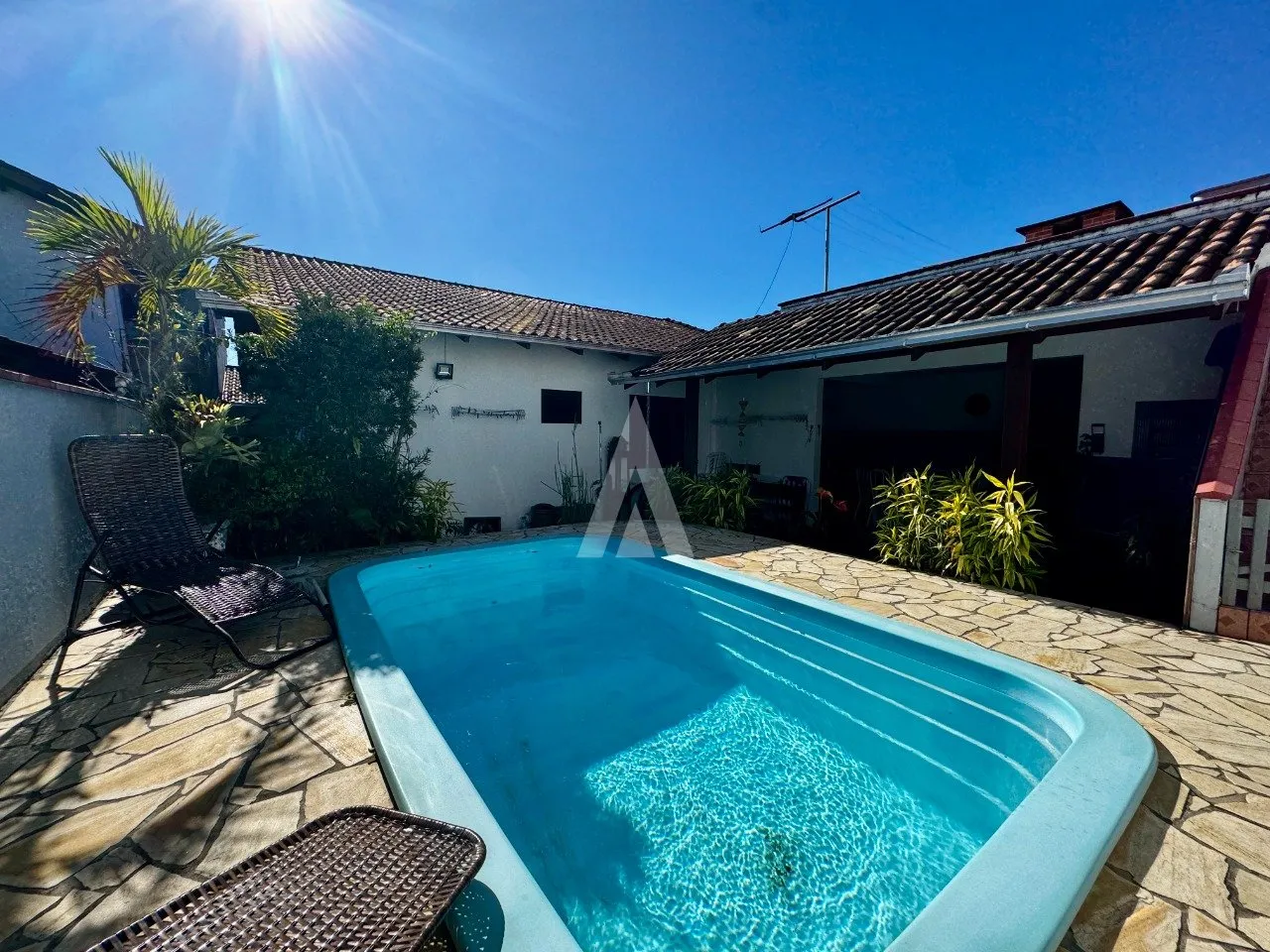 Casa com 1 suíte(s) mais 2 quarto(s) à venda no bairro Guanabara em Joinville, por R$ 799.000.00. - foto 1