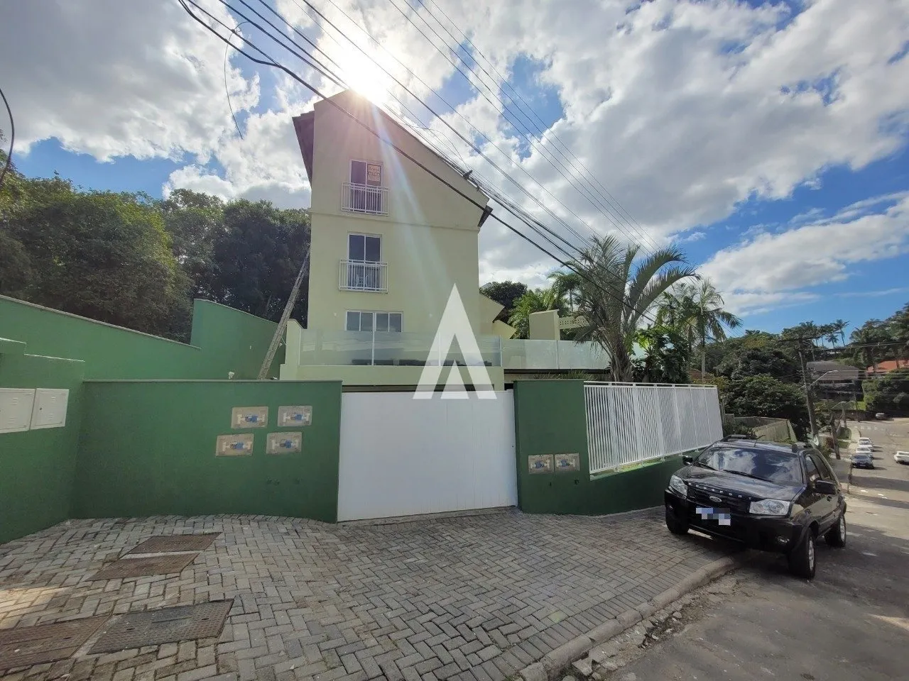 Sobrado triplex com 2 suítes e 2 quartos à venda no bairro Anita Garibaldi em Joinville-SC por R$780.000,00. - foto 1