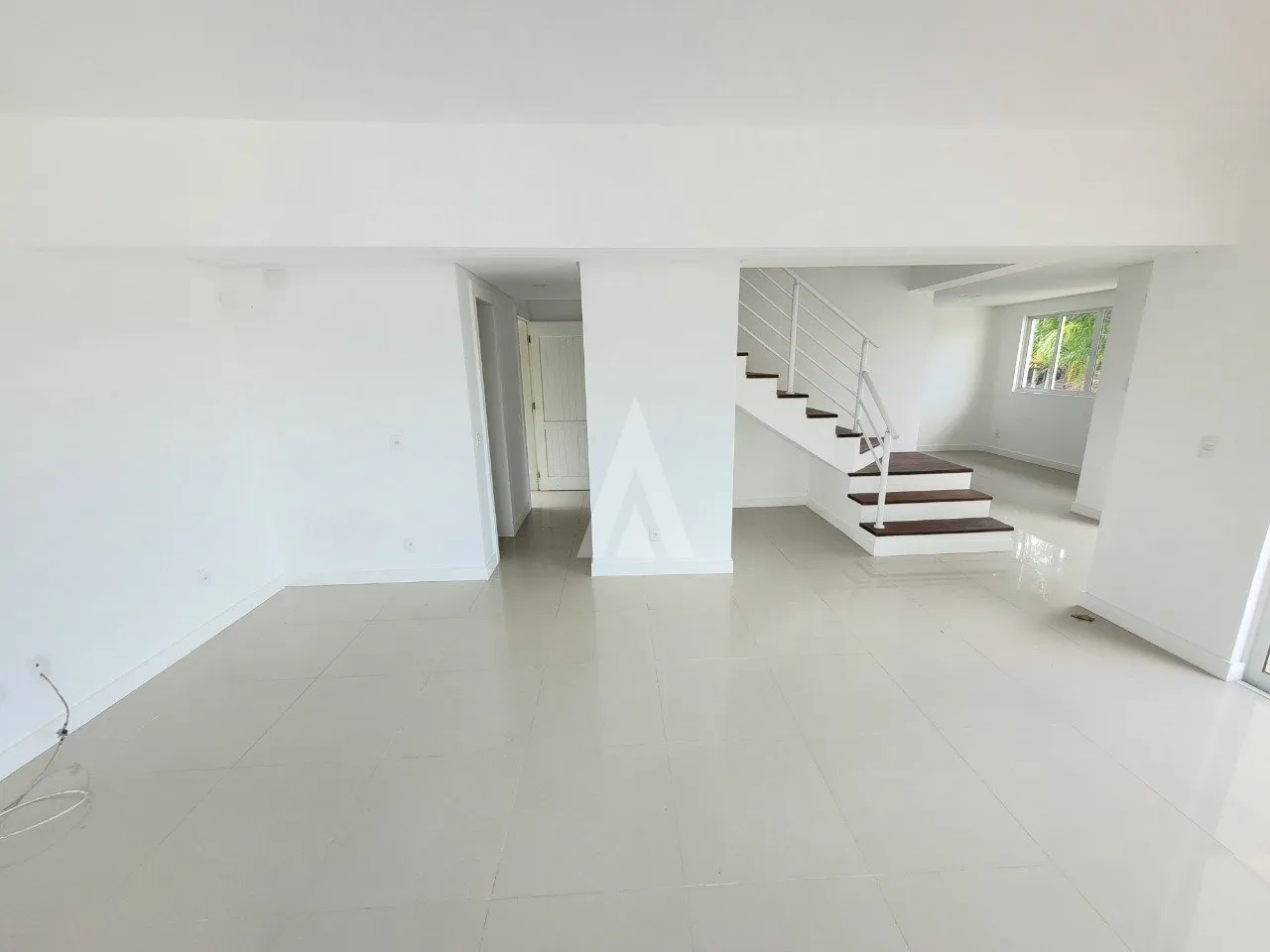 Sobrado triplex com 2 suítes e 2 quartos à venda no bairro Anita Garibaldi em Joinville-SC por R$780.000,00. — foto 2