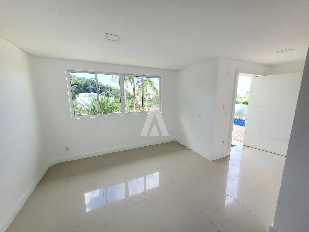 Sobrado triplex com 2 suítes e 2 quartos à venda no bairro Anita Garibaldi em Joinville-SC por R$780.000,00. — foto 3