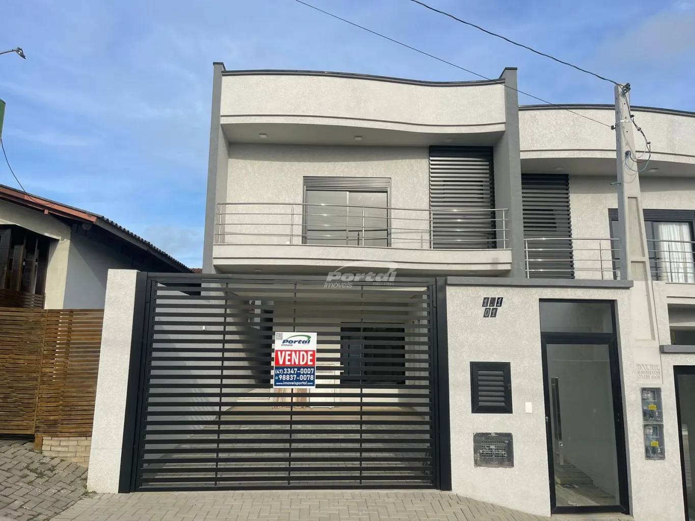 Sobrado em Balneário Piçarras, a 400 metros da praia, com 2 suítes, mais um quarto e área de lazer com piscina e churrasqueira. - foto 1
