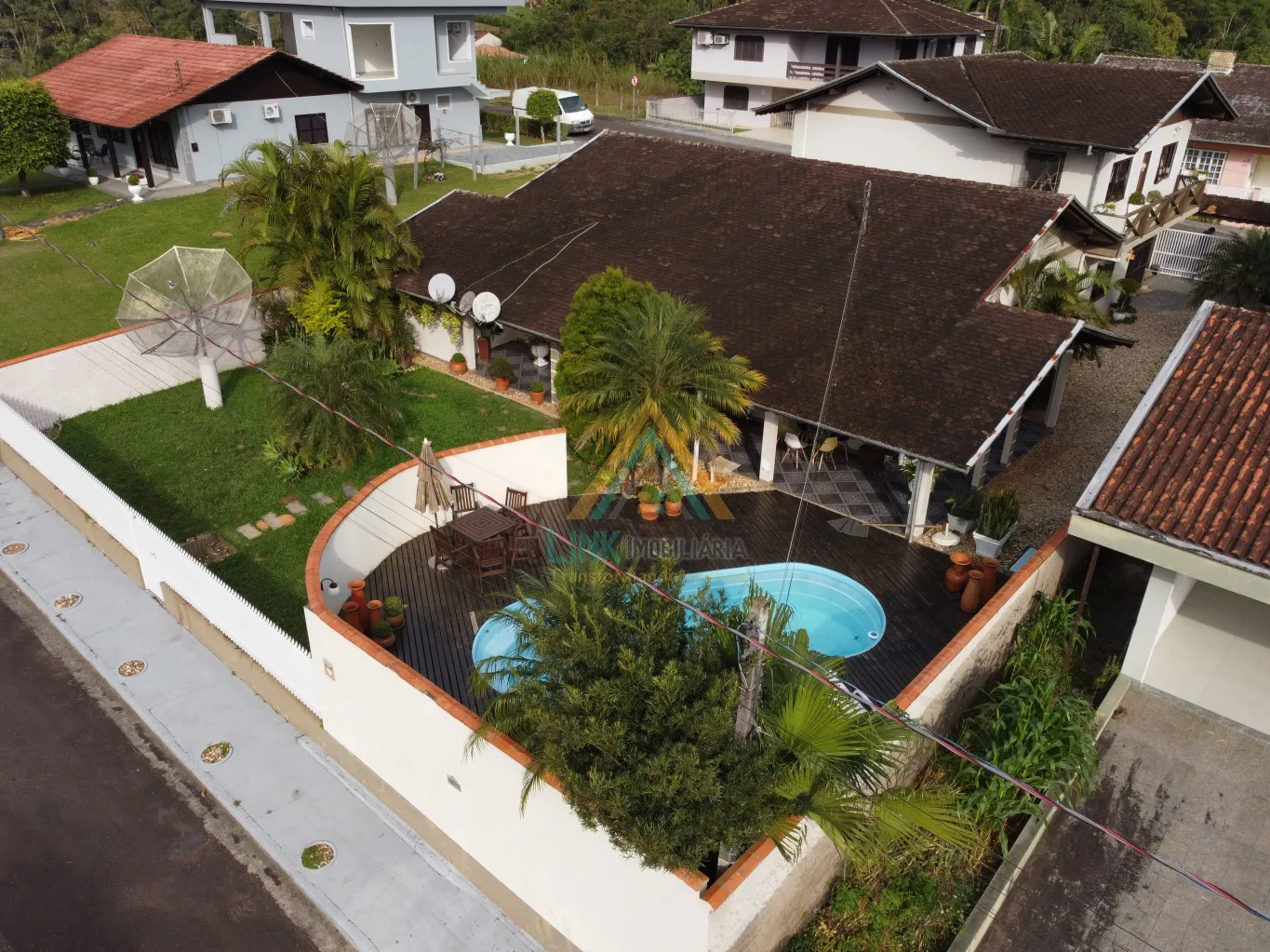 Excelente Casa no Centro da cidade de Pomerode com 338,99m, edificada num terreno com 620,00m. — foto 2