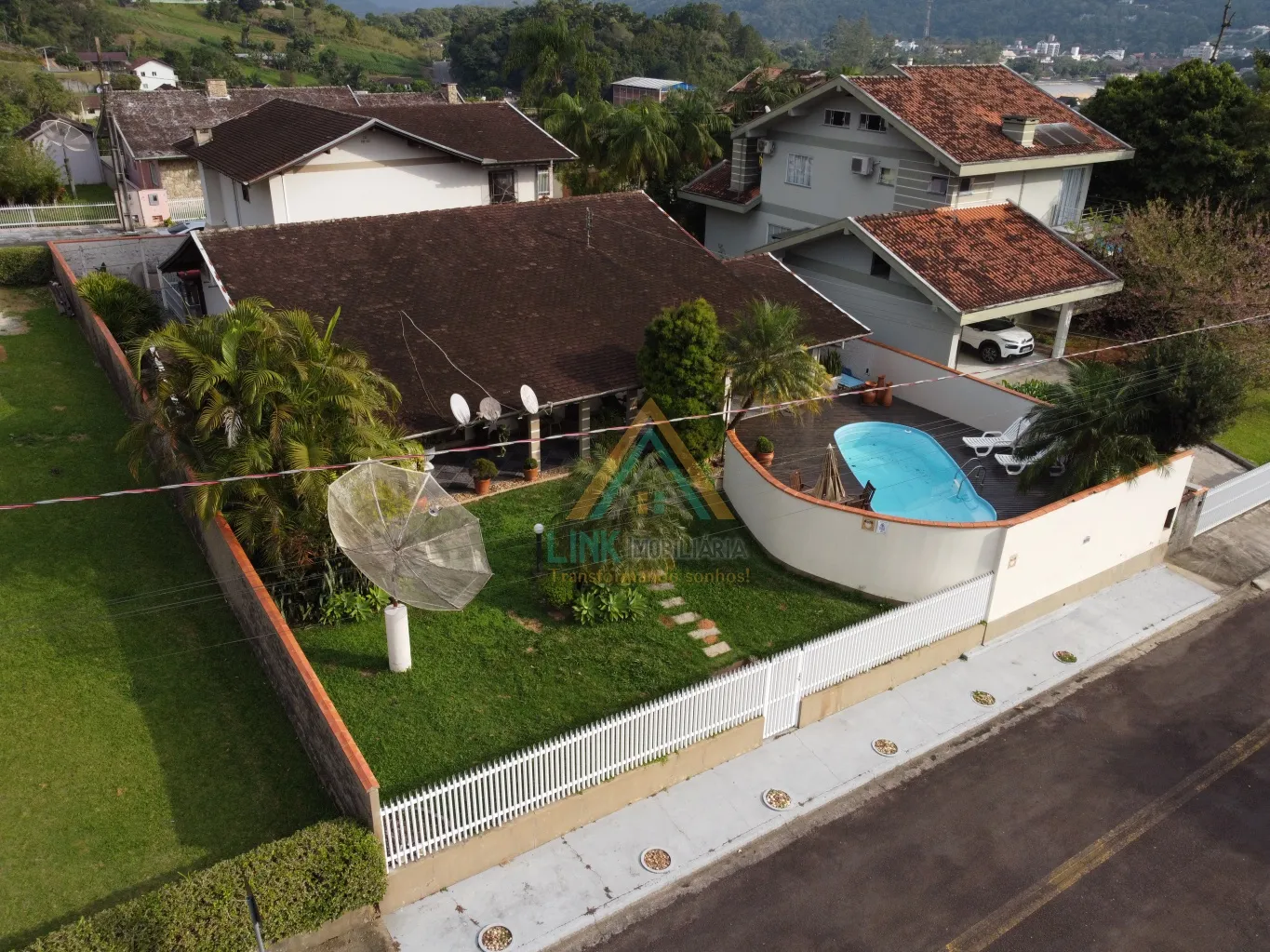 Excelente Casa no Centro da cidade de Pomerode com 338,99m, edificada num terreno com 620,00m. - foto 1