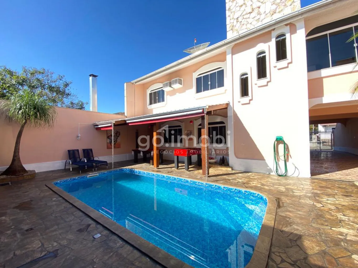 Casa à venda com 4 quartos e 1 suíte, 4 vagas, 360m² no Carijós, Indaial - foto 1