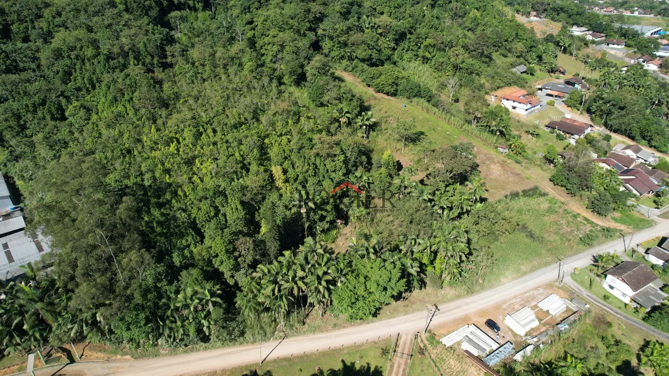 Excelente terreno urbano no bairro Ribeirão Areia para implantação de loteamento, com 40.779,44 m, fazendo frente em 116,58m , fundos 125,20m, lado direito 338,90m e lado esquerdo 370,14m. - foto 1