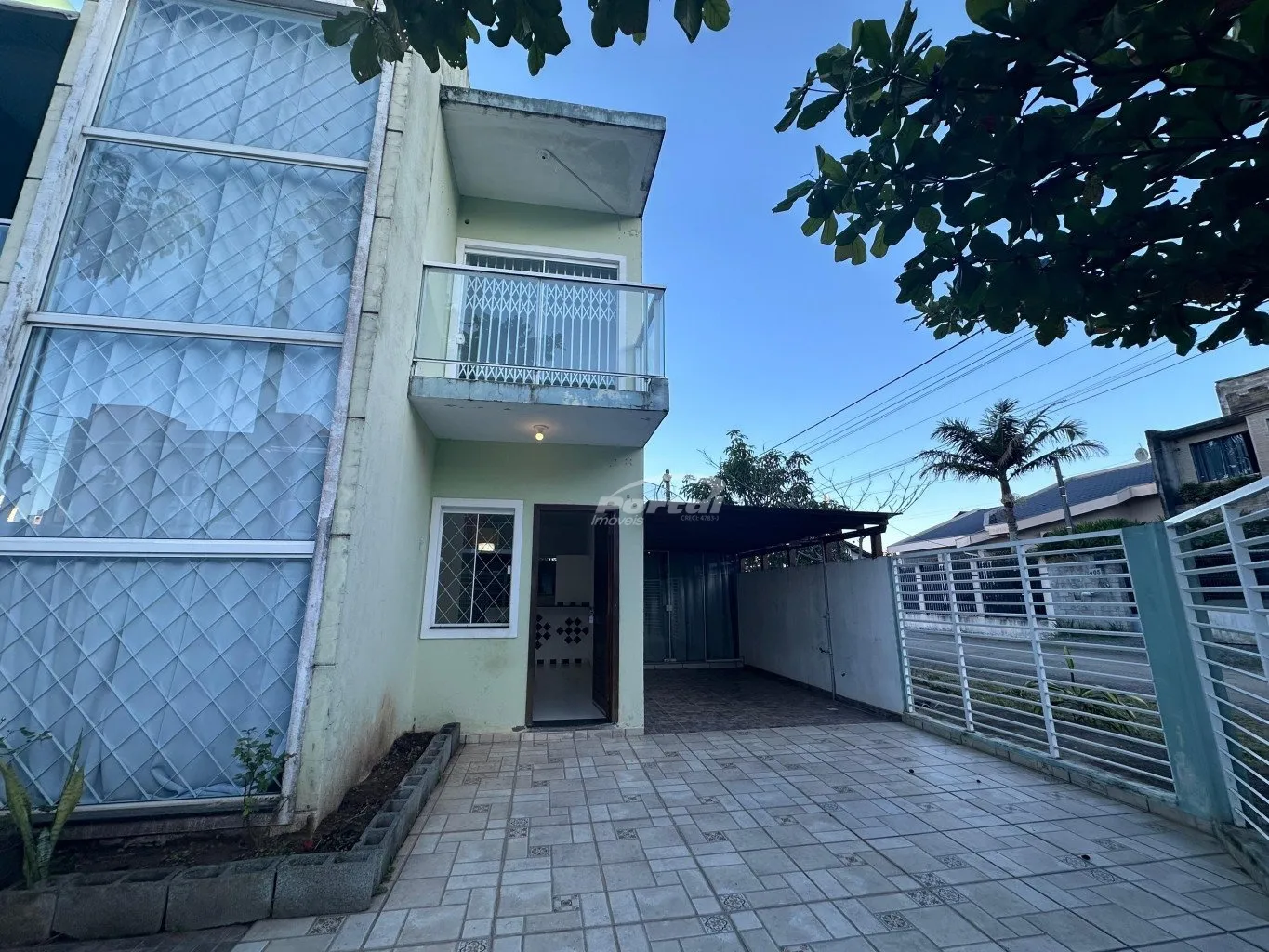 Casa de 2 dormitórios, área de festas e garagem, a cerca de 500 metros do mar no bairro Itacolomi em Balneário Piçarras/SC (Cód. 16277) - foto 1