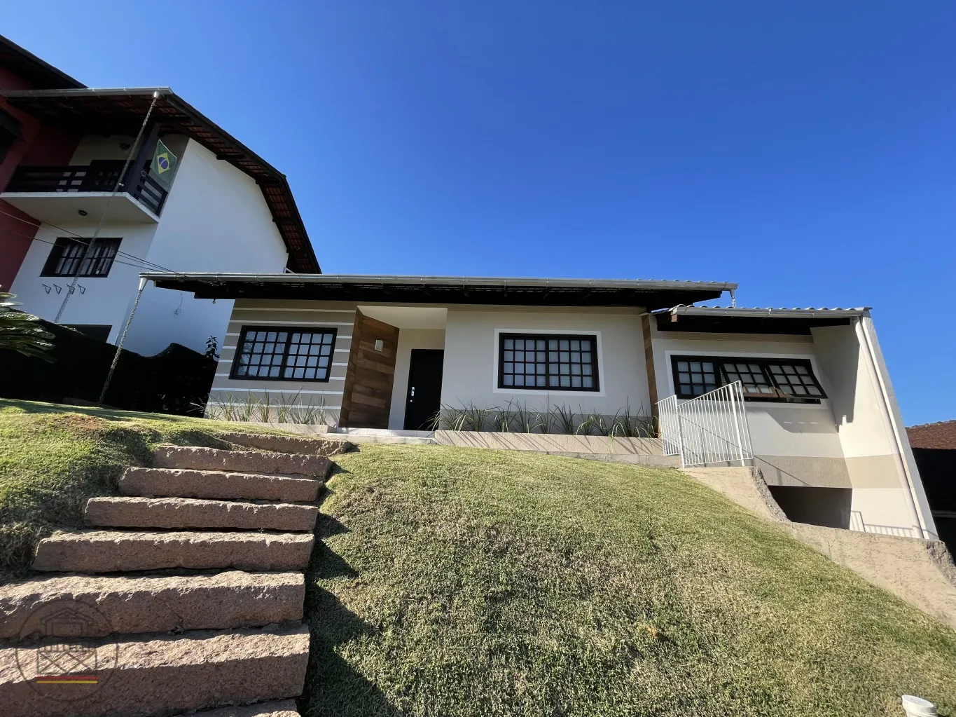 Casa com área de festa e piscina. — foto 5