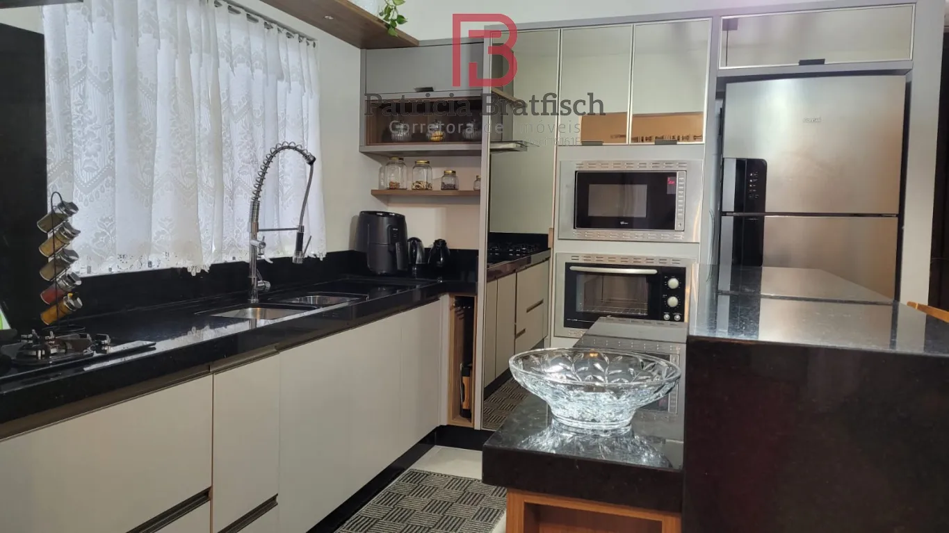 Casa bem localizada, semimobiliada, com 02 dormitórios sendo 01 suite, área festas com churrasqueira e piscina. — foto 4