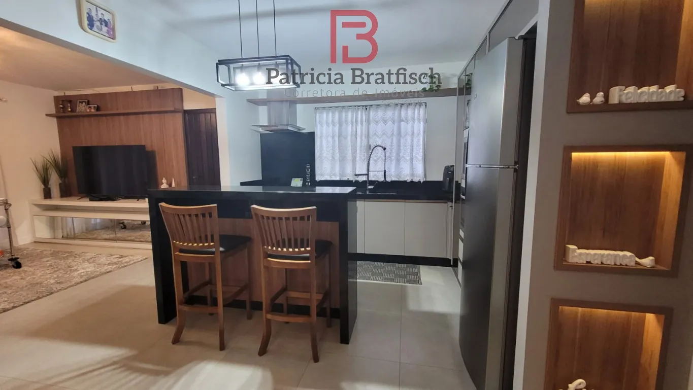 Casa bem localizada, semimobiliada, com 02 dormitórios sendo 01 suite, área festas com churrasqueira e piscina. — foto 2