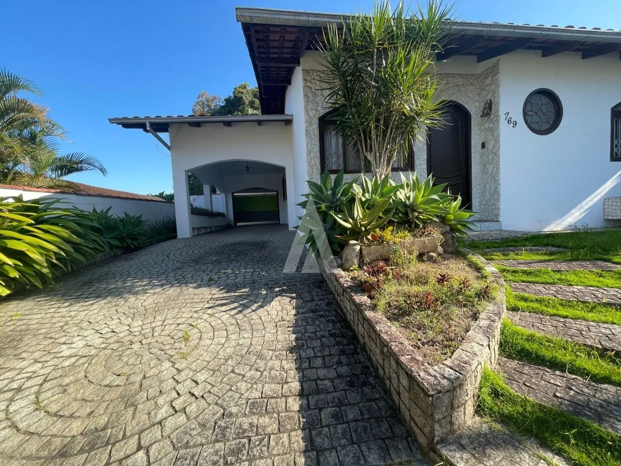 Casa com 4 quarto(s) à venda no bairro Anita Garibaldi em Joinville, por R$ 950.000.00. - foto 1
