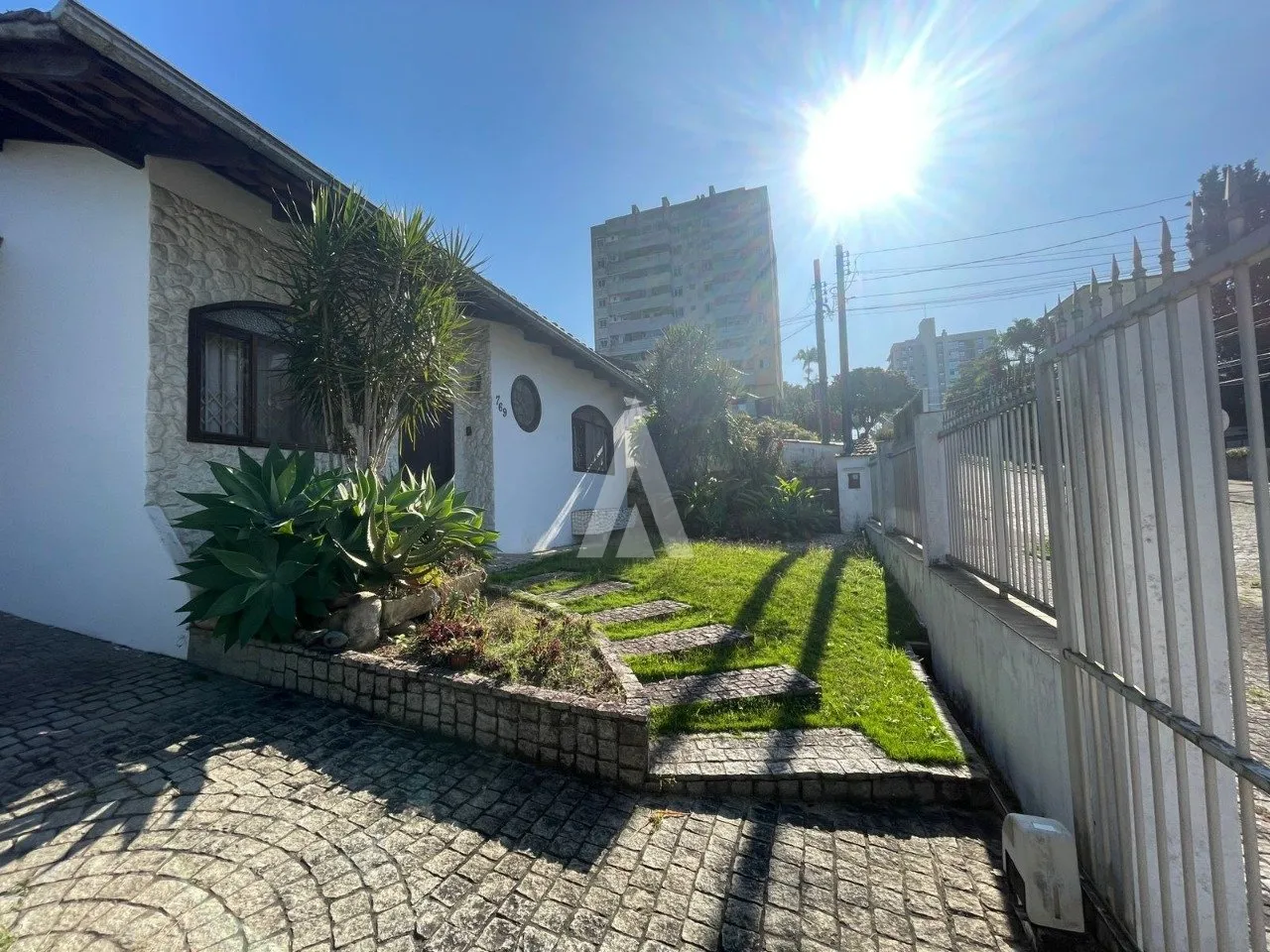 Casa com 4 quarto(s) à venda no bairro Anita Garibaldi em Joinville, por R$ 950.000.00. — foto 2