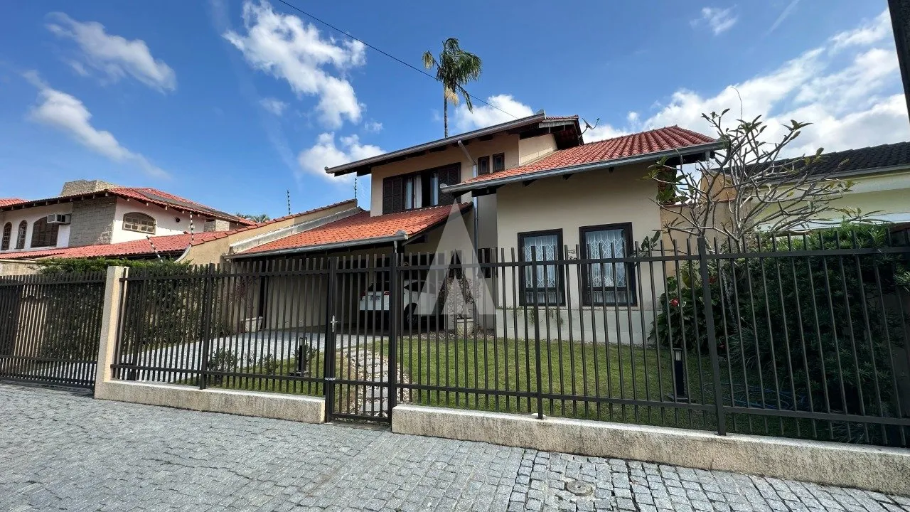 Sobrado com 1 suíte(s) mais 2 quarto(s) à venda no bairro Saguaçu em Joinville, por R$ 1.650.000.00. — foto 2