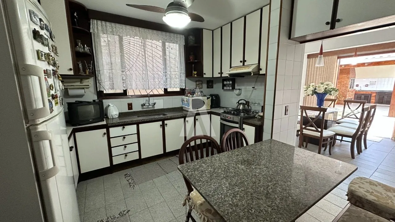 Sobrado com 1 suíte(s) mais 2 quarto(s) à venda no bairro Saguaçu em Joinville, por R$ 1.650.000.00. — foto 3