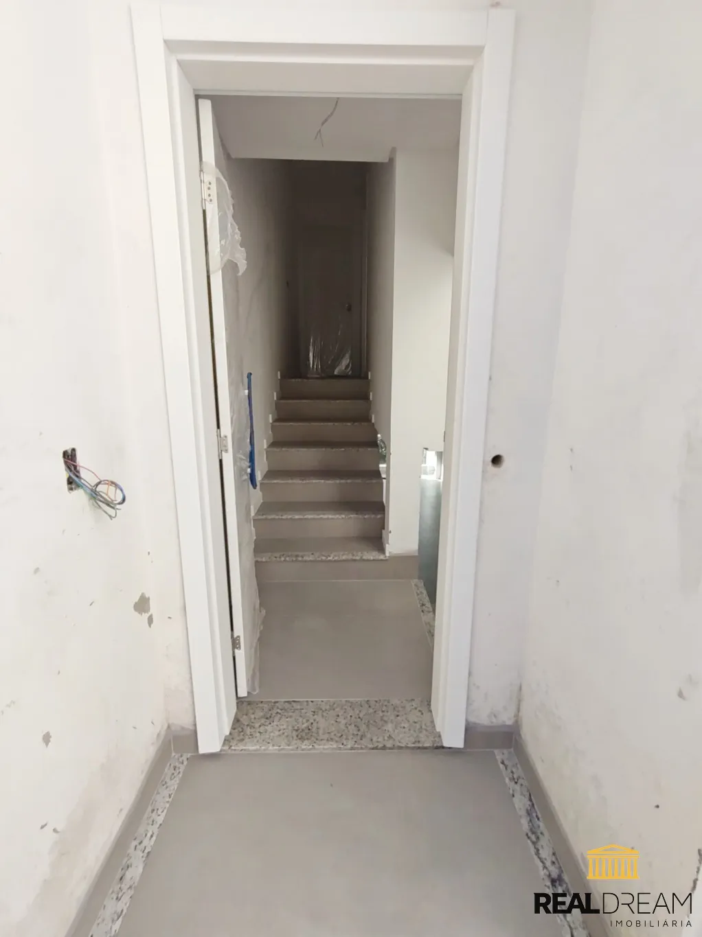 Sobrado tríplex de 2 suítes (1 com sacada) e 2 garagem — foto 5
