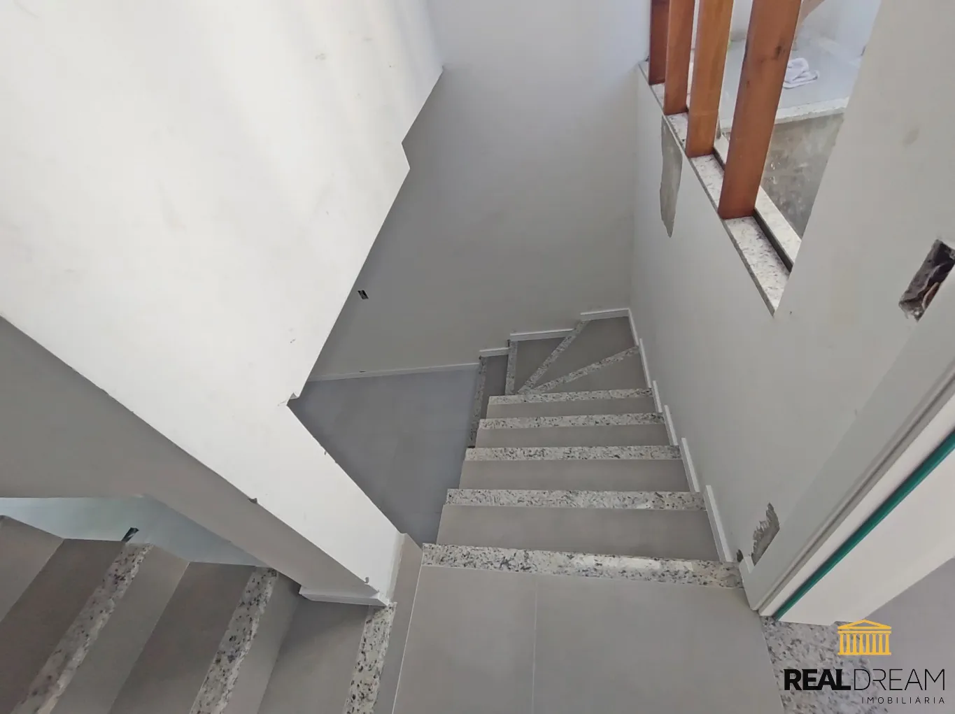 Sobrado tríplex de 2 suítes (1 com sacada) e 2 garagem — foto 6