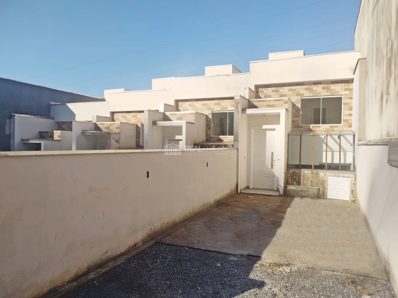 Sobrado tríplex de 2 suítes (1 com sacada) e 2 garagem - foto 1