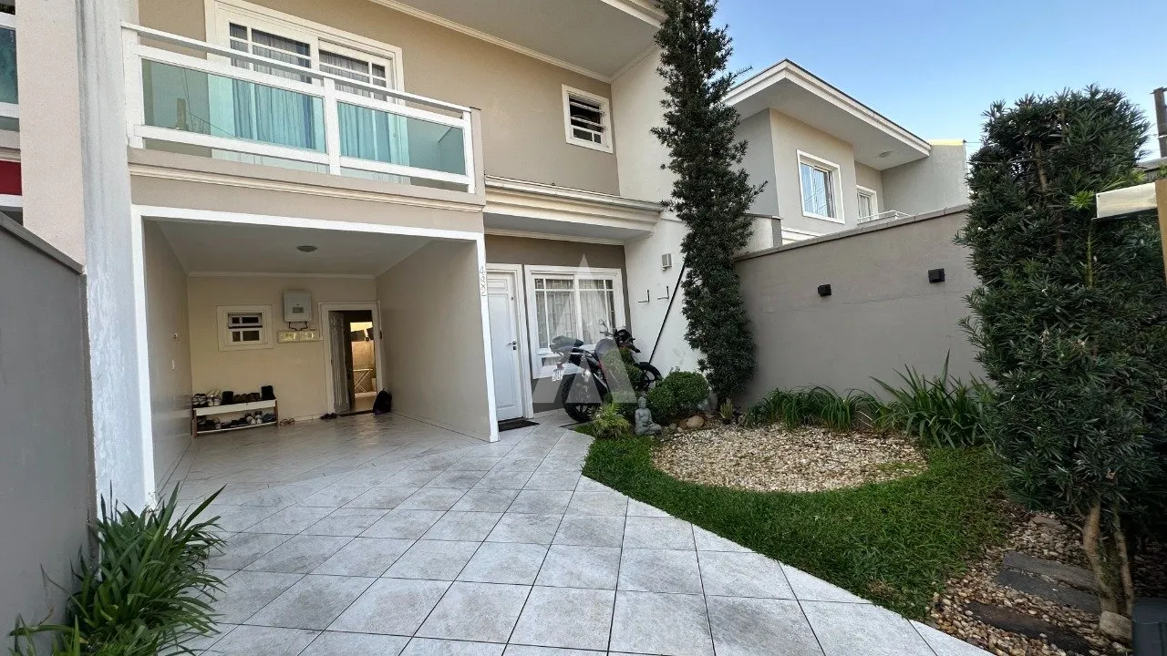 Sobrado Geminado com 1 suíte(s) mais 2 quarto(s) à venda no bairro Costa E Silva em Joinville, por R$ 890.000.00. - foto 1