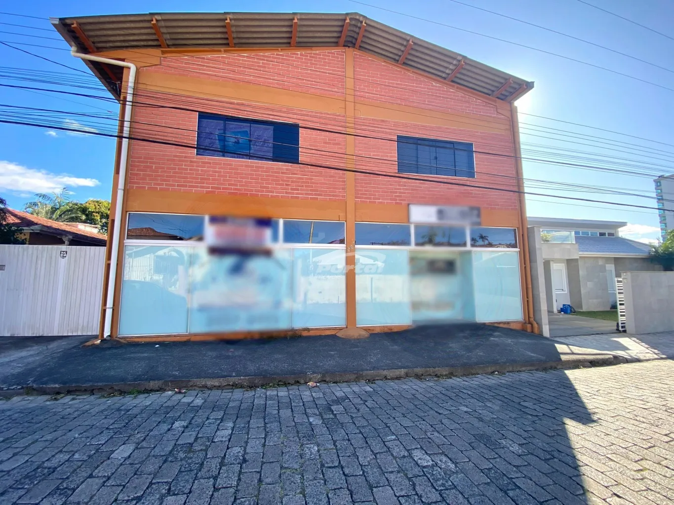 Excelente oportunidade comercial, galpão para locação no bairro Itoupava Norte! 600m, 2 pavimentos, 05 banheiros, 02 lojas de vitrini, com alvará e habite-se, 09 vagas de garagens, energia elétrica trifásica - foto 1