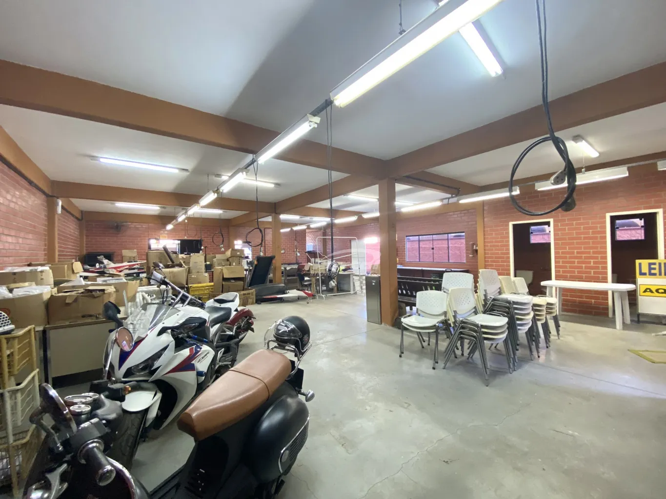 Excelente oportunidade comercial, galpão para locação no bairro Itoupava Norte! 600m, 2 pavimentos, 05 banheiros, 02 lojas de vitrini, com alvará e habite-se, 09 vagas de garagens, energia elétrica trifásica — foto 2