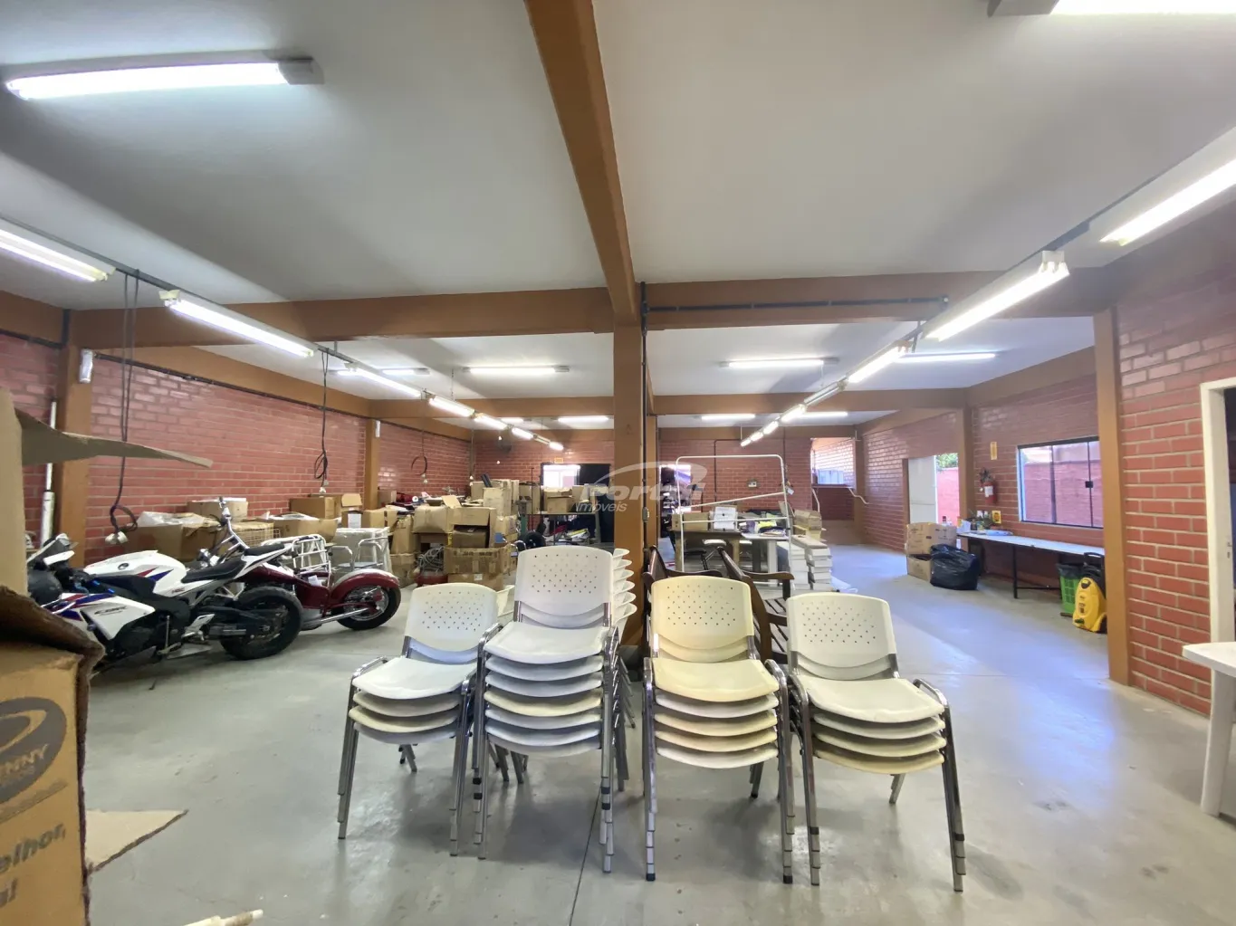 Excelente oportunidade comercial, galpão para locação no bairro Itoupava Norte! 600m, 2 pavimentos, 05 banheiros, 02 lojas de vitrini, com alvará e habite-se, 09 vagas de garagens, energia elétrica trifásica — foto 3