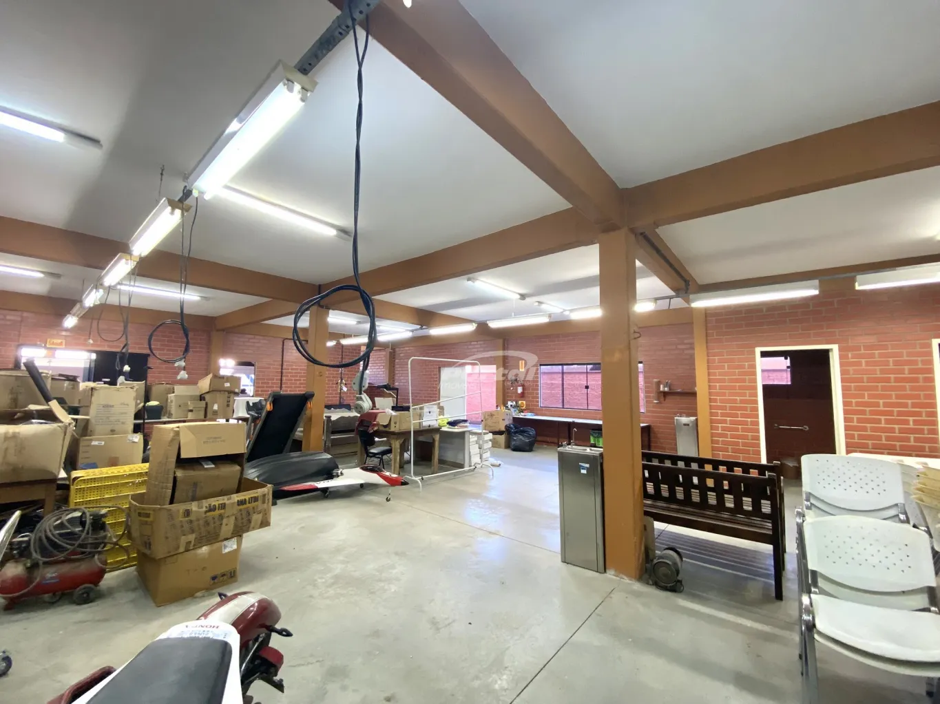 Excelente oportunidade comercial, galpão para locação no bairro Itoupava Norte! 600m, 2 pavimentos, 05 banheiros, 02 lojas de vitrini, com alvará e habite-se, 09 vagas de garagens, energia elétrica trifásica — foto 4