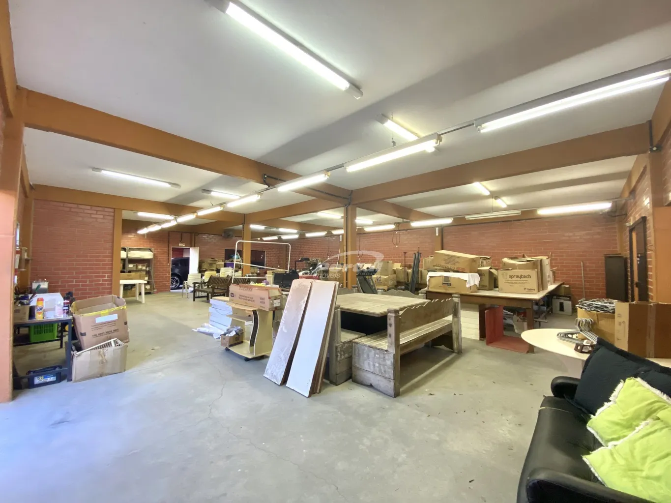 Excelente oportunidade comercial, galpão para locação no bairro Itoupava Norte! 600m, 2 pavimentos, 05 banheiros, 02 lojas de vitrini, com alvará e habite-se, 09 vagas de garagens, energia elétrica trifásica — foto 5