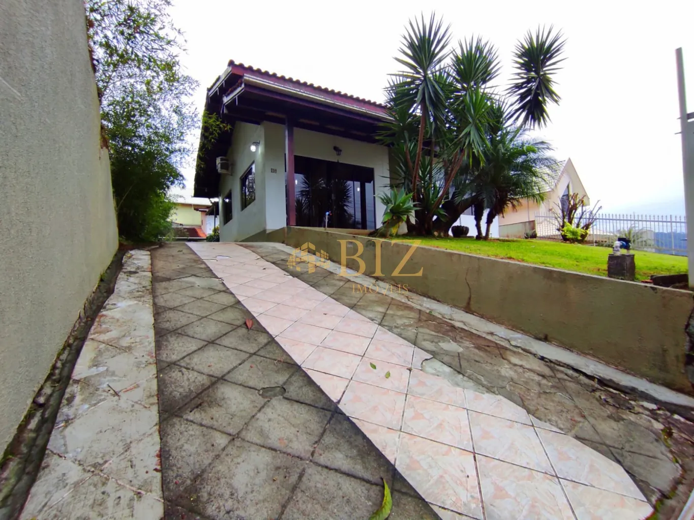 Maravilhosa casa plana com 5 quartos sendo 2 suítes, no Bairro Fortaleza, em final de rua sem saída! — foto 2