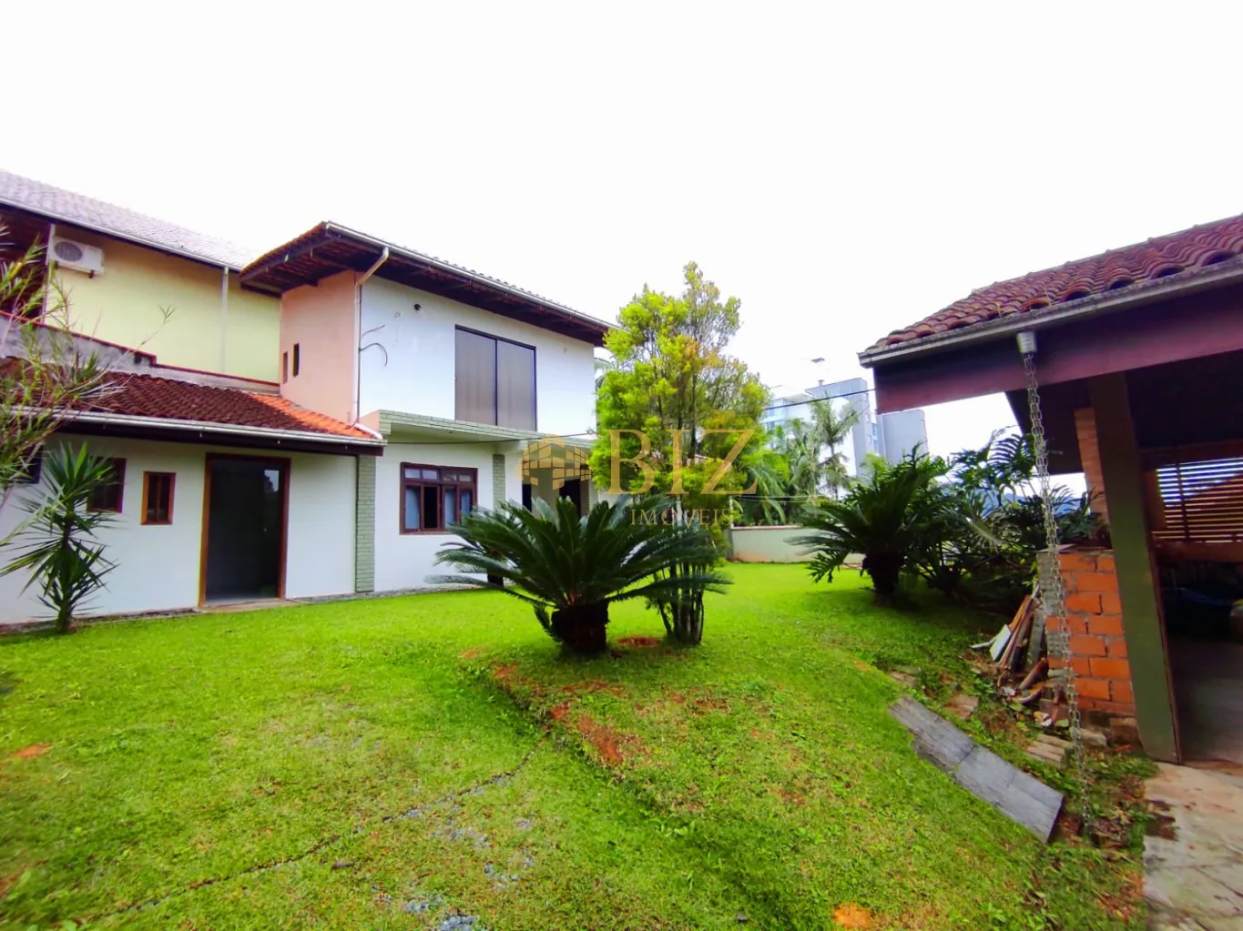 Maravilhosa casa plana com 5 quartos sendo 2 suítes, no Bairro Fortaleza, em final de rua sem saída! — foto 3