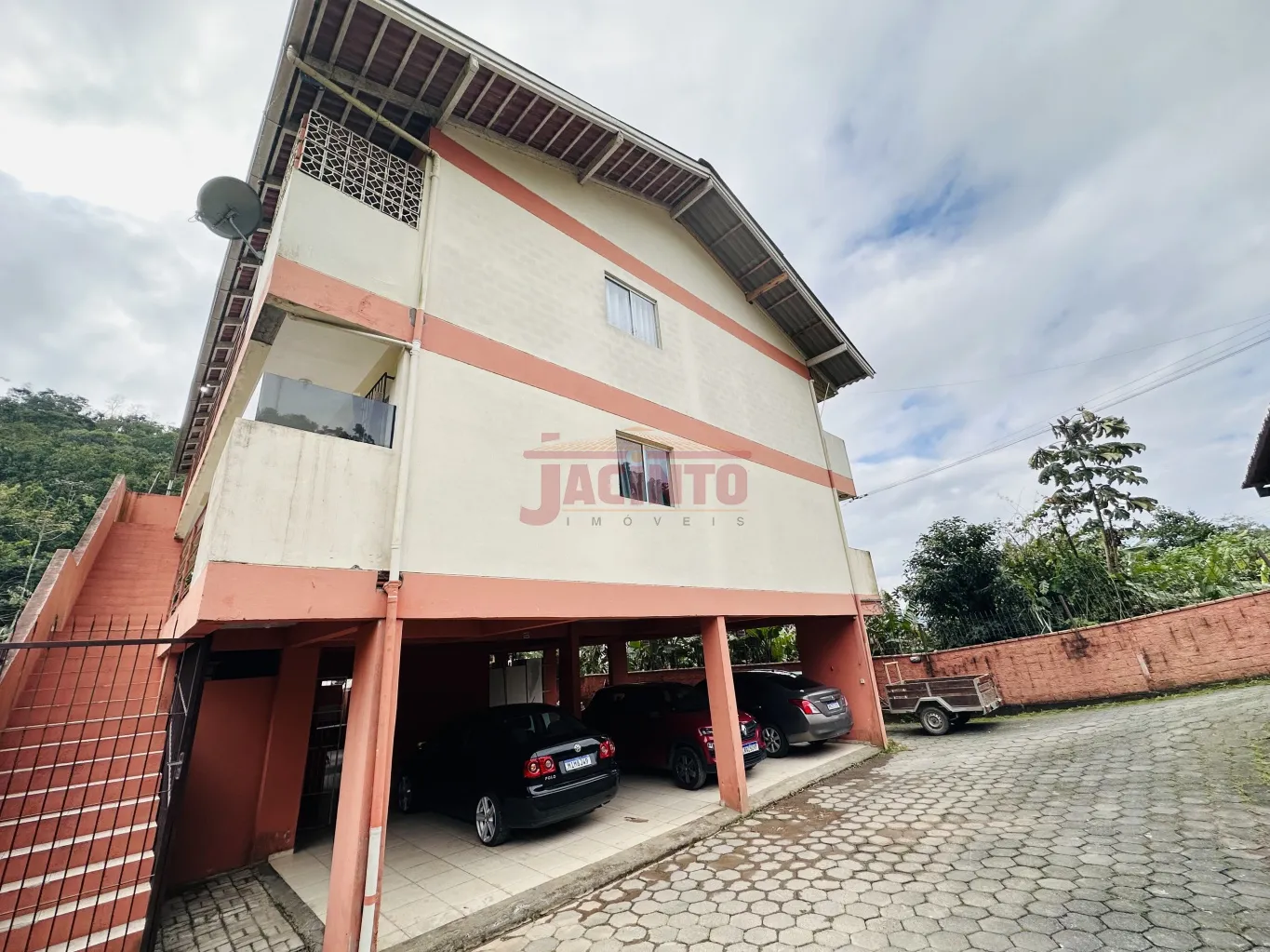 Prédio com 8 apartamentos todos alugados. Ótima opção de investimento. - foto 1