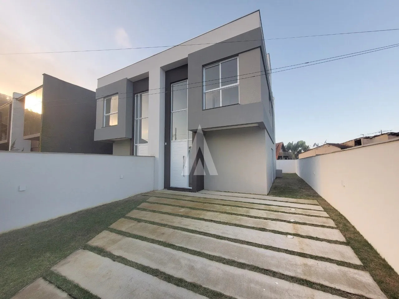 Sobrado Geminado com 1 suíte(s) mais 2 quarto(s) à venda no bairro Ubatuba em São Francisco Do Sul, de R$800.000,00 por R$760.000,00. - foto 1