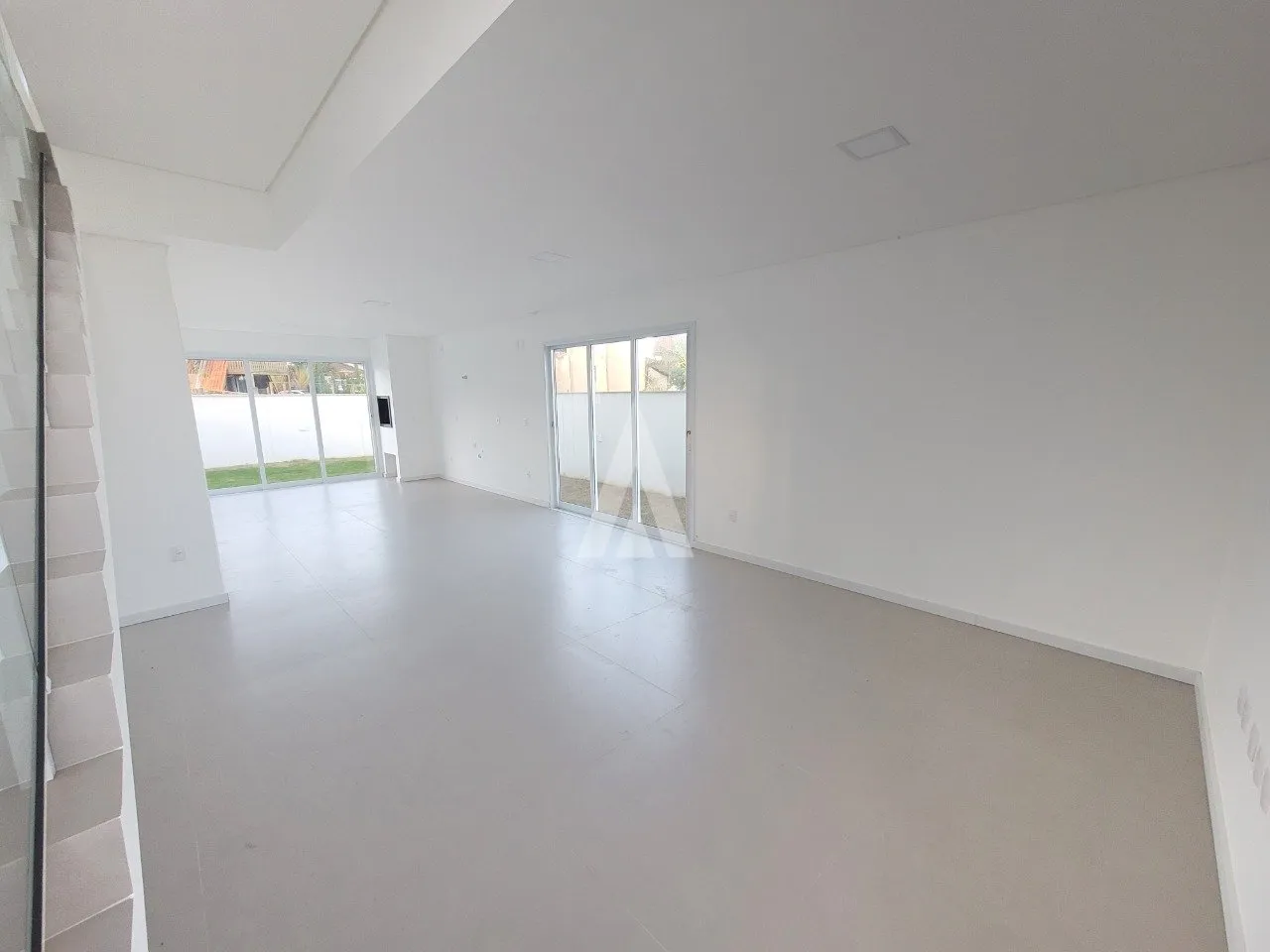 Sobrado Geminado com 1 suíte(s) mais 2 quarto(s) à venda no bairro Ubatuba em São Francisco Do Sul, de R$800.000,00 por R$760.000,00. — foto 2