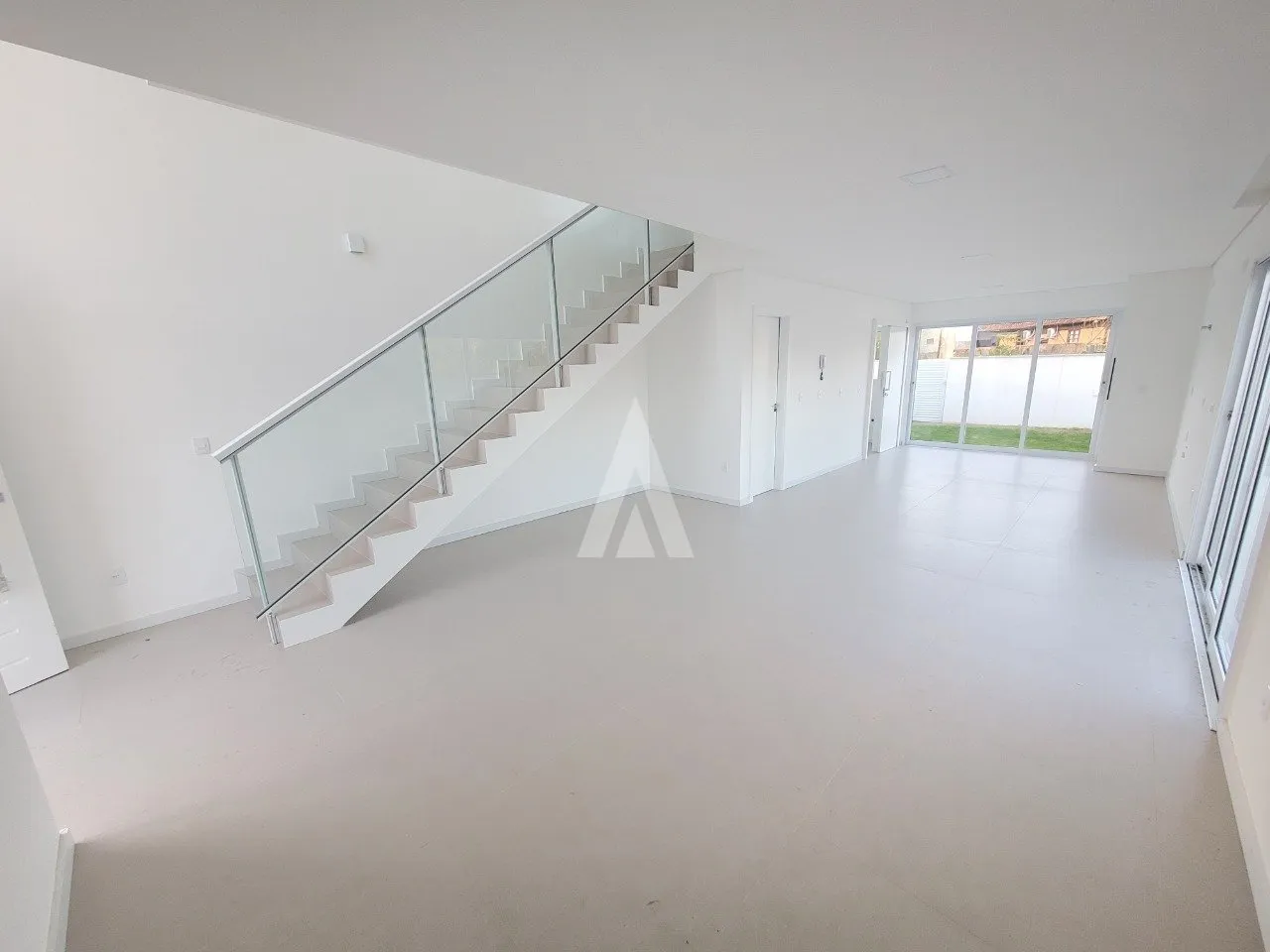 Sobrado Geminado com 1 suíte(s) mais 2 quarto(s) à venda no bairro Ubatuba em São Francisco Do Sul, de R$800.000,00 por R$760.000,00. — foto 3