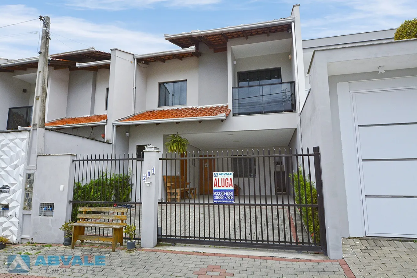 Casa Mobiliada com 3 Dormitórios (sendo 1 suíte), 2 Vagas de Garagem, em Loteamento Residencial - foto 1