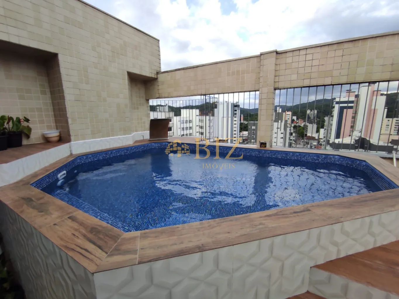Belíssima cobertura duplex, com piscina privativa, 4 dormitórios sendo 2 suítes na região da Alameda! — foto 2